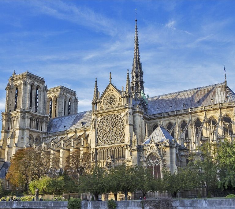 A Cozy Spin Through Montmartre and Sacre Coeur, with Hidden Notre-Dame Doors